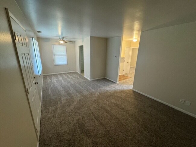 Building Photo - 2 Bed Single Level Apartment