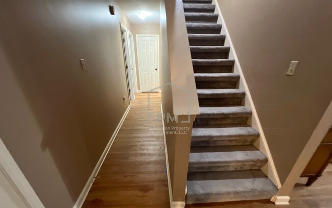 Building Photo - 1095 Carriage Dr S