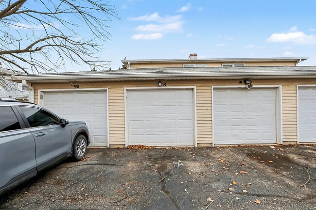 Building Photo - 8 Wildwood Ln