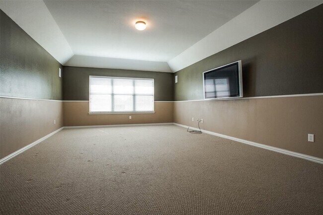 Building Photo - 1420 Canary Dr