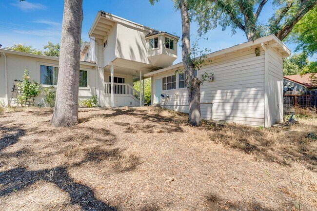 Building Photo - Private 2-Bedroom Fair Oaks Duplex with Gated Driveway & Garage!