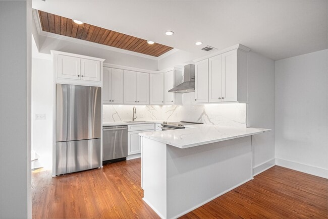 Building Photo - Renovated 2 Bedroom Carriage house off Lafayette Square