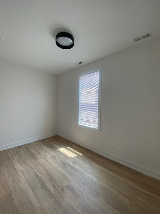 Building Photo - 2934 N Avers Ave