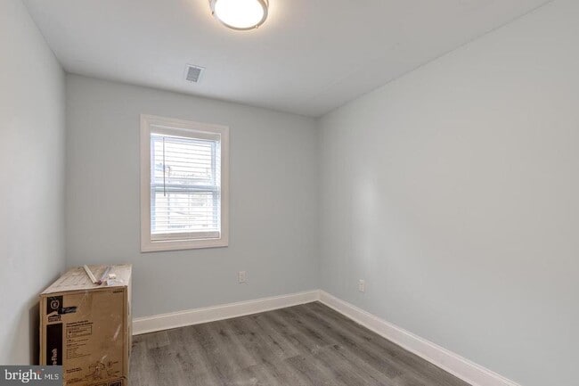 Building Photo - 608 E 9th St