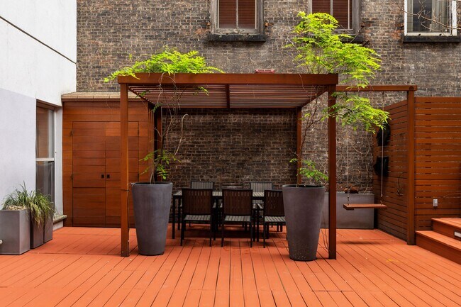 Building Photo - 10 E 14th St