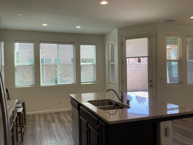 Building Photo - 2573 Daisy Dr