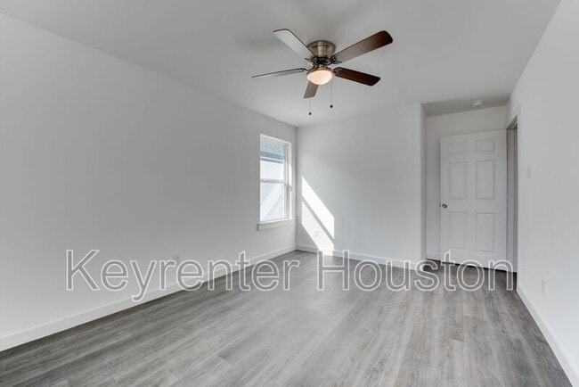 Building Photo - 8128 Sterlingshire St