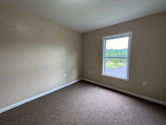 Building Photo - 10 Zell Ln