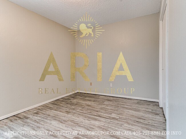 Building Photo - 3 Bed/1.5 Bath Duplex in West Norman! AVAI...