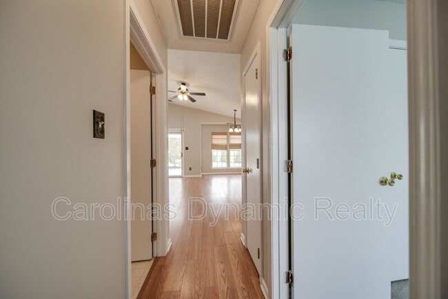Building Photo - 120 Lantana Dr