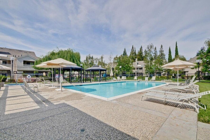 Building Photo - 1711 Parkview Green Cir