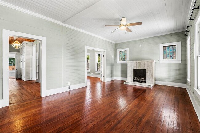 Building Photo - 108 N Ave B