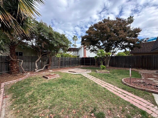 Building Photo - Upgraded Three Bedroom Duplex!