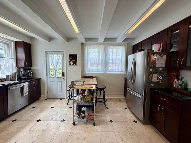Building Photo - Stunning 4-Bed/2-Bath Home in the heart of Lansdowne! Available First Week of September!