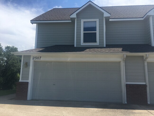 Primary Photo - 2507 Crestline Cir