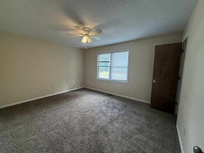 Building Photo - Two story duplex home! feels private like ...