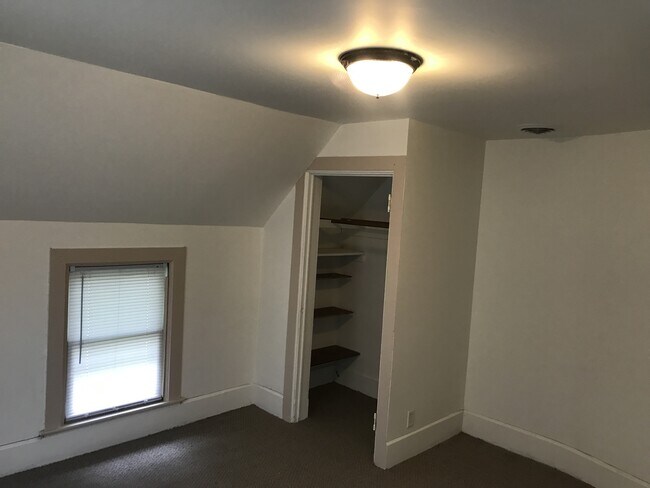 Building Photo - 900 W Main St