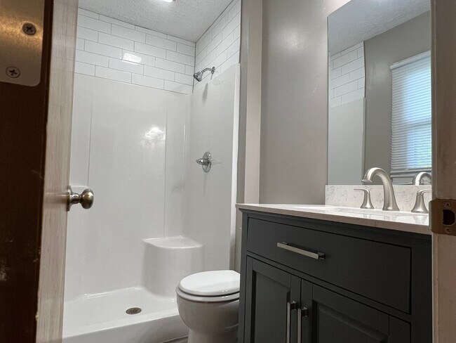 Building Photo - Recently Remodeled 3 Bed / 2 Bath near Mercy Hospital