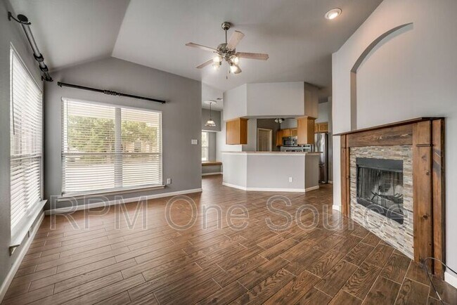 Building Photo - 300 Creekside Dr