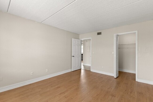 Building Photo - Condo For Rent in Somerset Park!