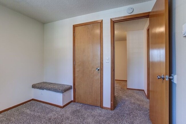 Building Photo - Spacious 3 bedroom 1.5 bath townhome Hillsboro!