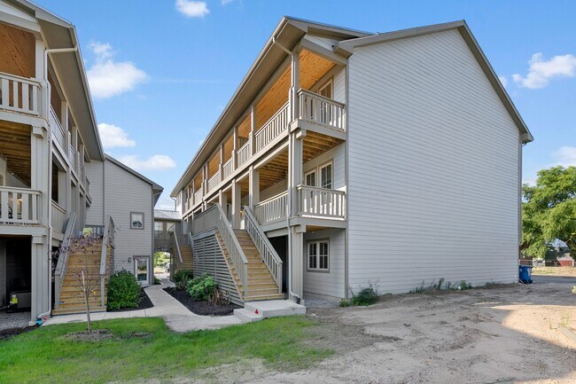 Building Photo - 2005 Celadon Dr NE