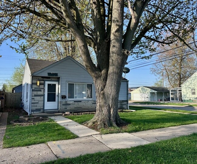 Building Photo - 1697 London