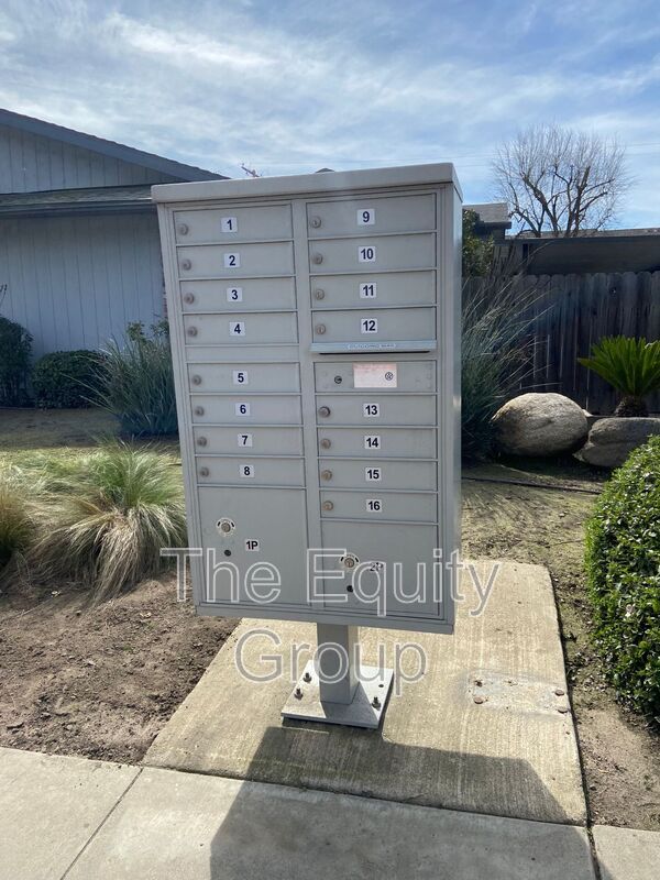 Building Photo - 701 E Noble Ave