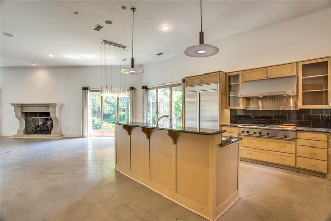 Building Photo - 6615 Willow Ln