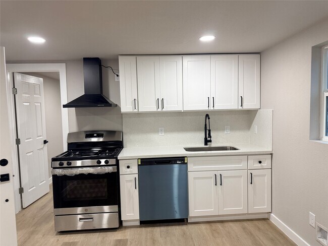 Building Photo - 5238 Pease St