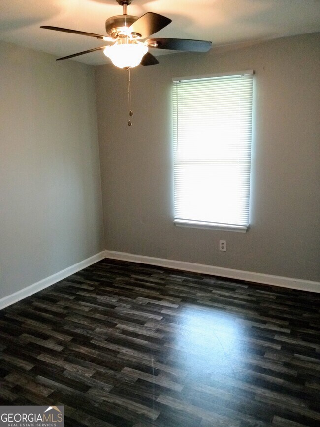 Building Photo - 2928 Dahlia Dr