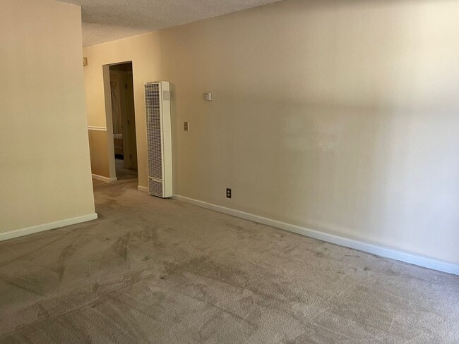 Building Photo - 2 bedroom condo with carport, pool and hot tub access
