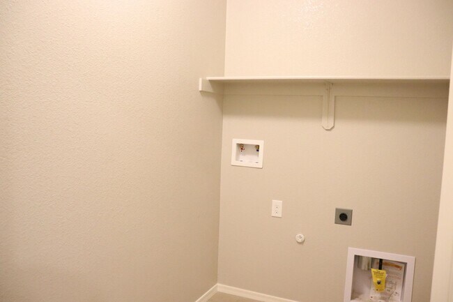 Building Photo - Brand New Home in Holiday