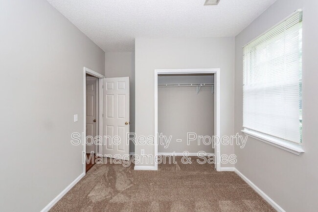 Building Photo - 1584 Kentwood Cir