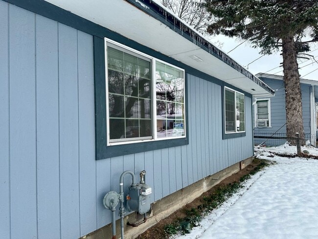 Building Photo - Charming 2 bedroom 1 bath home next to the bike trail Less than 3 miles from Sky Lakes and Oregon...