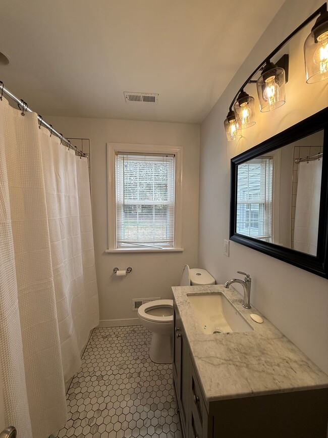 Building Photo - Three Bedroom Two Bath Home in Ridgeview/Parham & Ridge Area. Available in August!