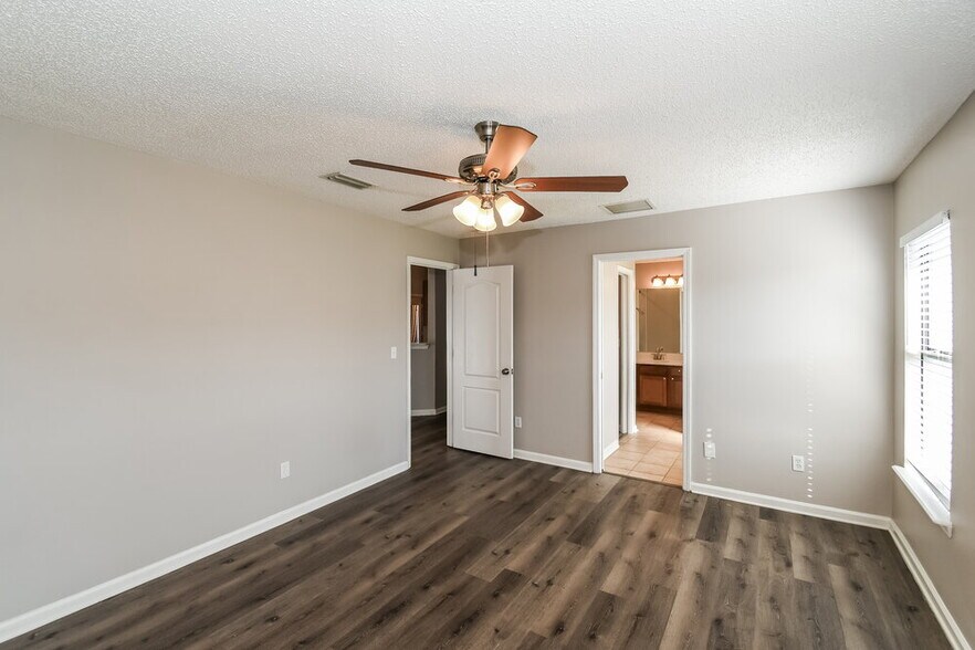 Building Photo - 596 Artesian Ln