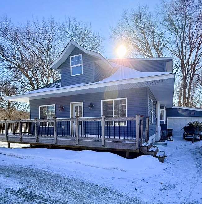 Building Photo - 553 Elm Ave E