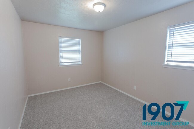Building Photo - 1127 Berwyck Dr