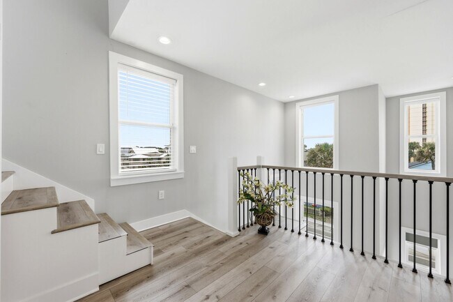 Building Photo - 115 1st St S