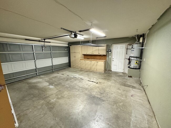 Building Photo - Well Kept 3 Bedroom, 2 Bathroom in Roseville Available Now!