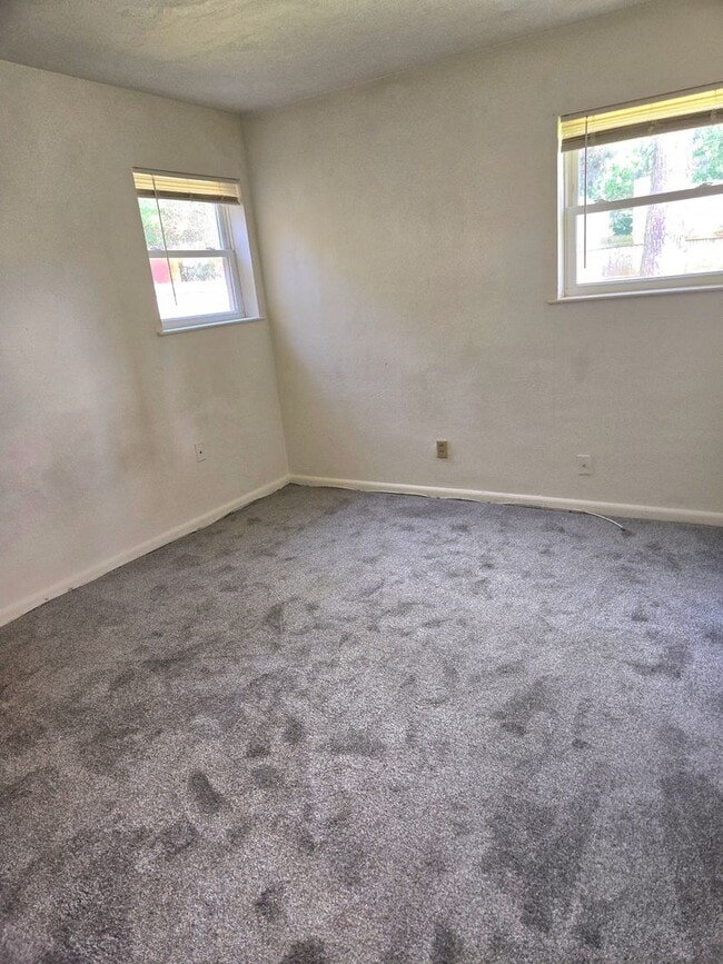 Building Photo - Move In Ready!