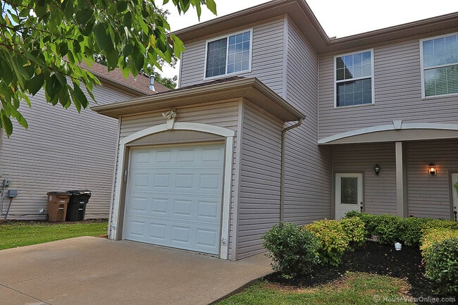 Building Photo - 1345/1347 Amblewood