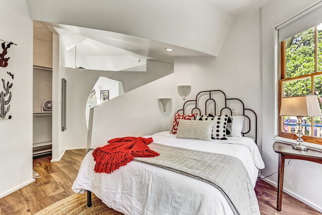 Building Photo - Design on Duffy