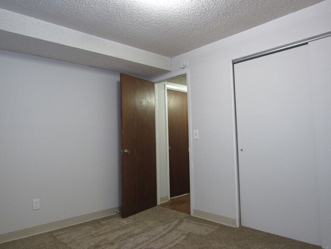 Building Photo - Remodeled Huge 4 Bedroom Townhome