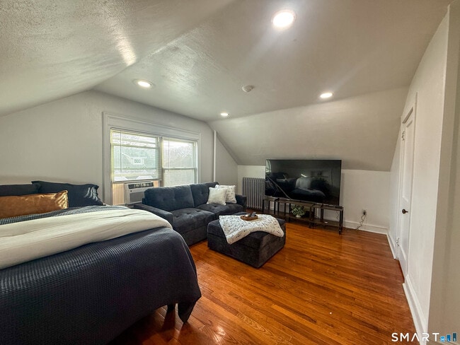 Building Photo - 883 Montauk Ave