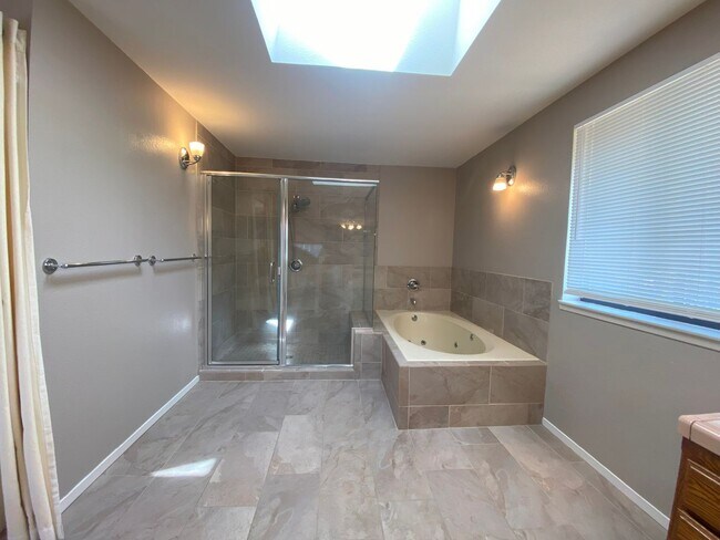 Building Photo - Great Location in Folsom-4 Bedroom Home!!