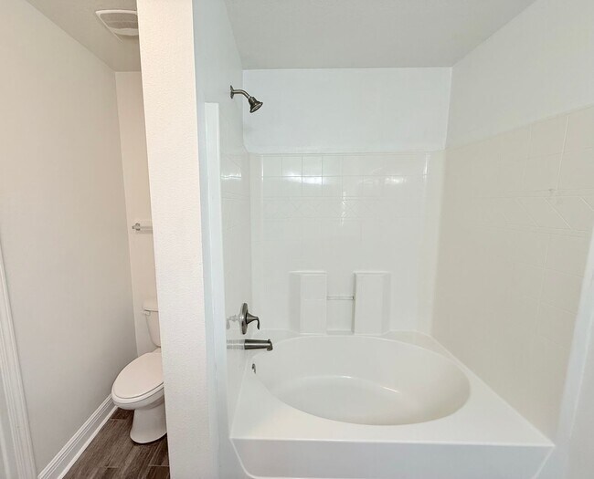 Building Photo - 3-Bedroom Home - Ashley Place