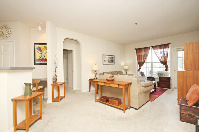 Building Photo - Top Floor, Pet-Friendly Riverbend Condo on Pantops