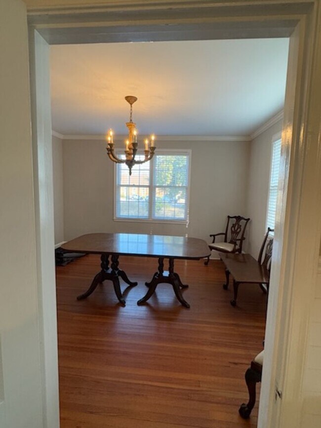 Building Photo - Fantastic Bungalow in Rosewood!